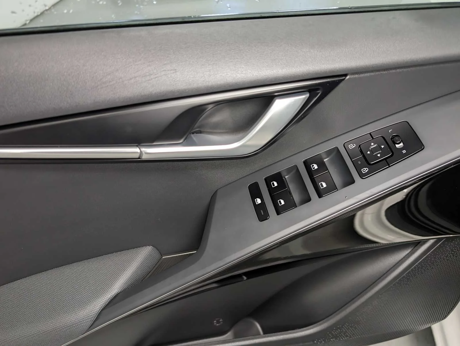 Used 2024 Snow White Pearl Kia EX image 38