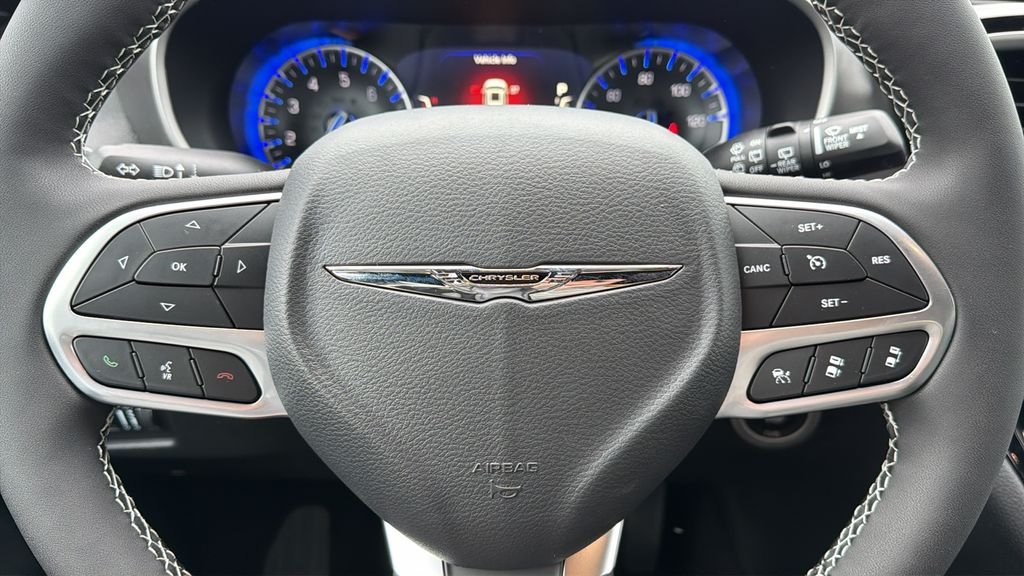 New 2026 Bright White Clear-Coat Exterior Paint Chrysler Select image 28