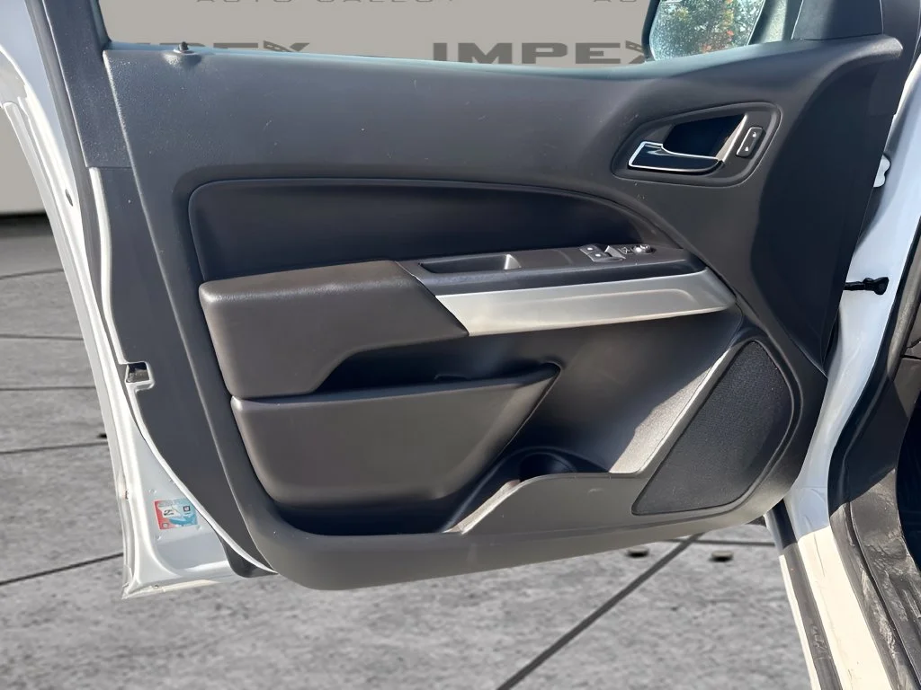 Used 2022 White Chevrolet LT image 22
