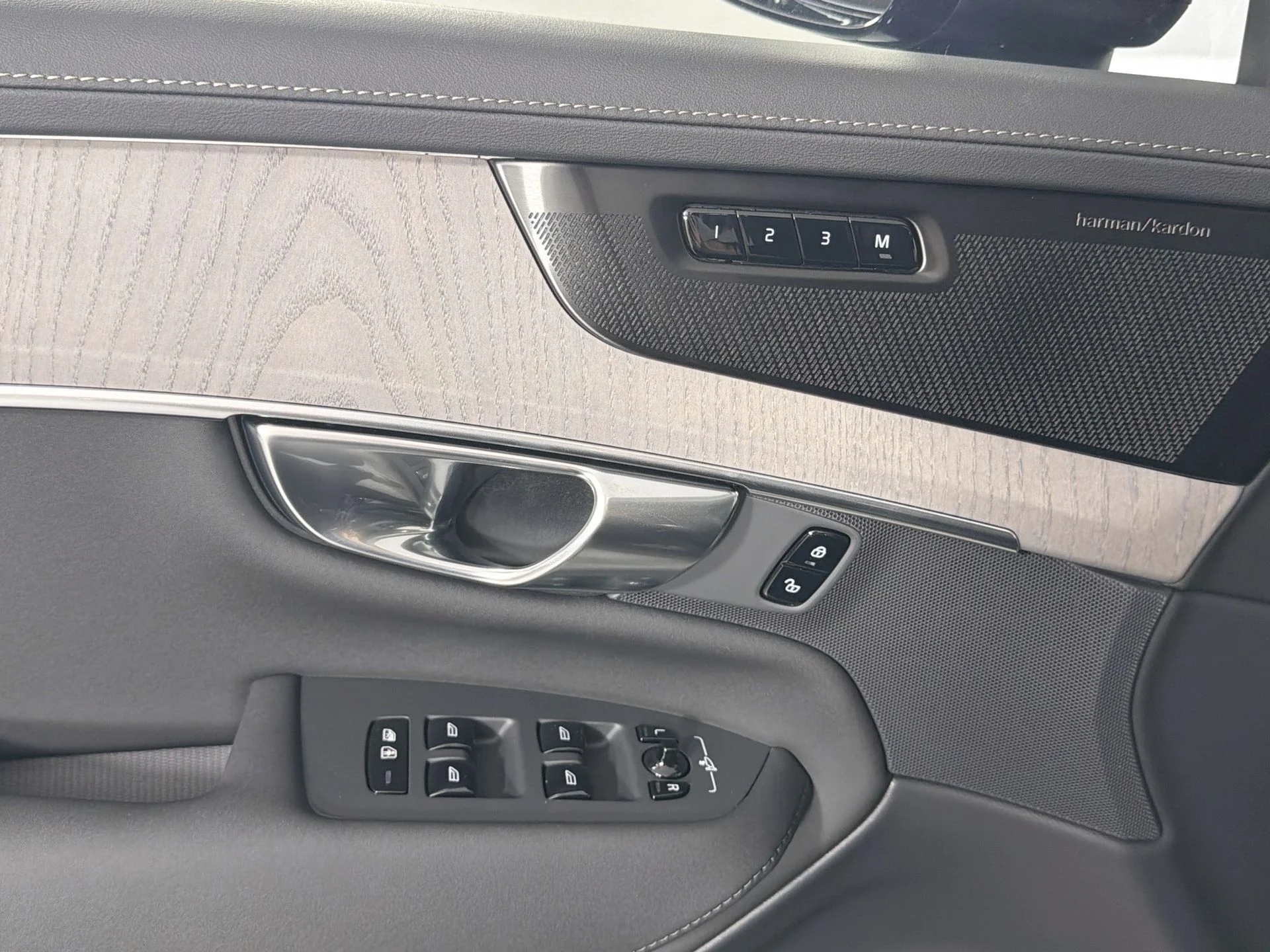 New 2026 Onyx Black Volvo Ultra image 16