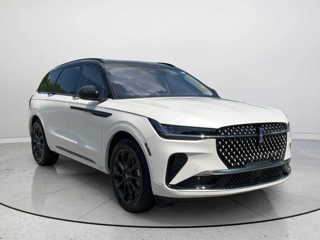 Used 2025 White Lincoln Reserve image 1