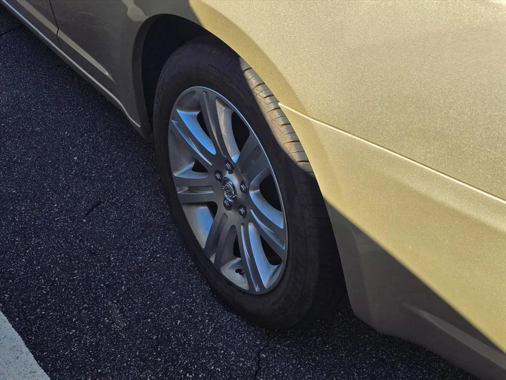 Used 2010 Gold Chrysler Touring image 19