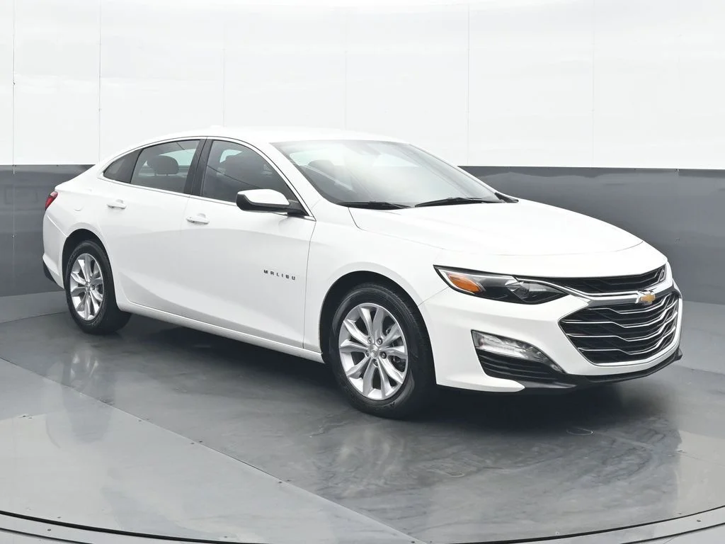 Used 2025 White Chevrolet LT image 9