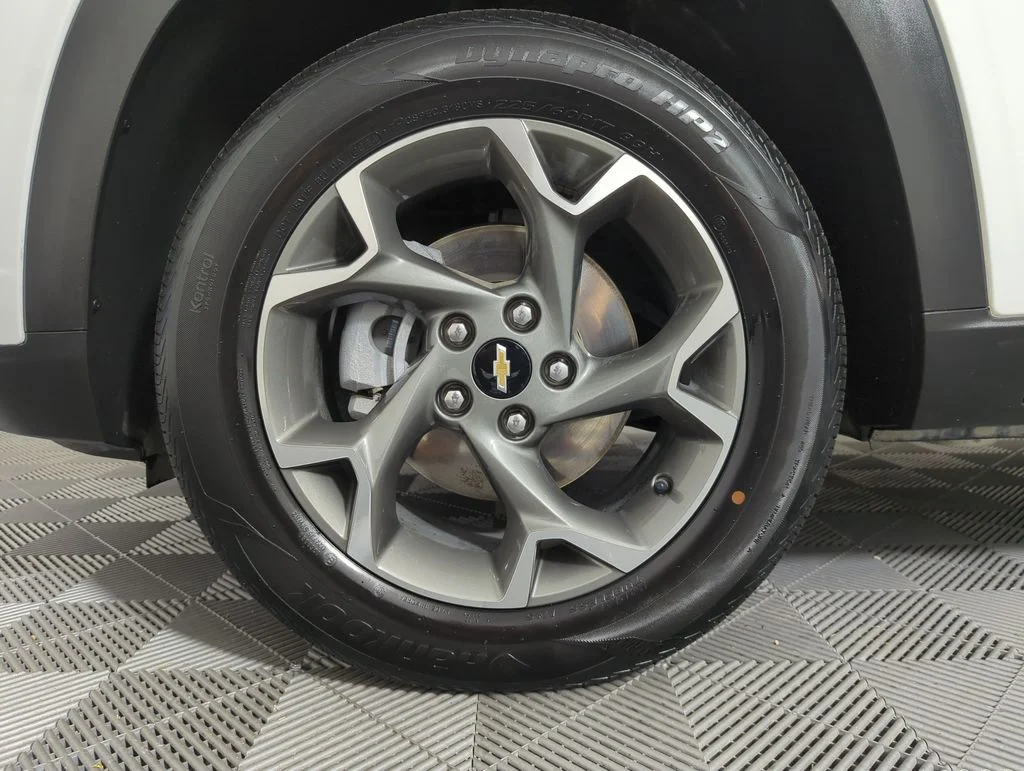Used 2025 Summit White Chevrolet LT image 21