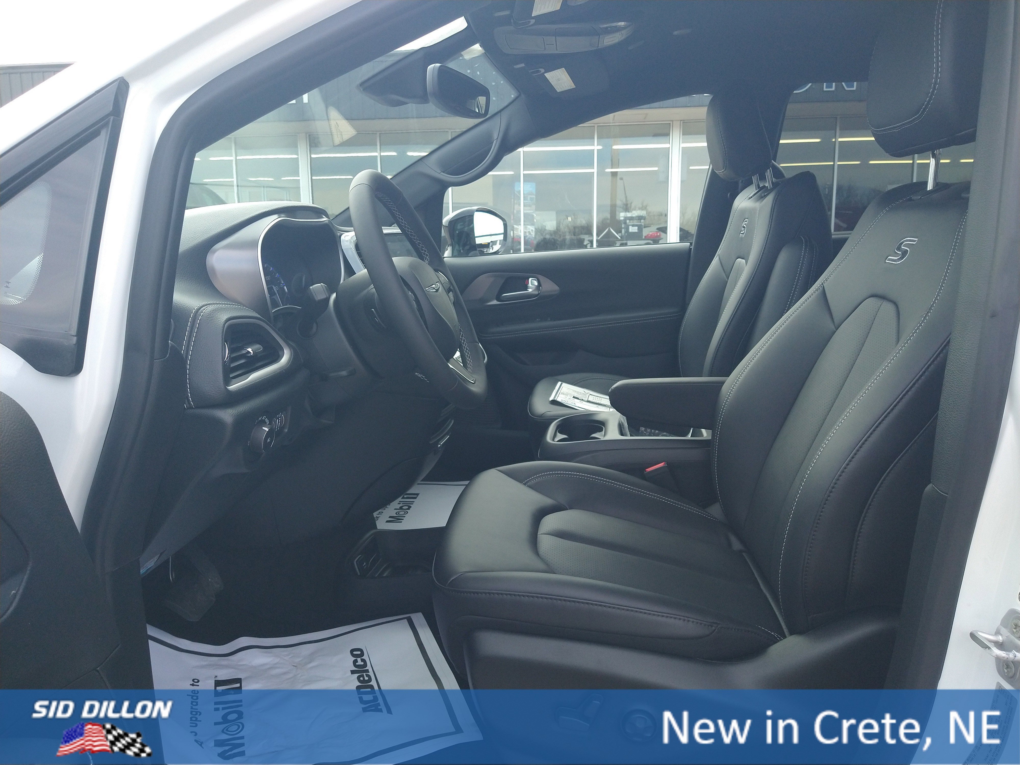 New 2026 Bright White Clear-Coat Exterior Paint Chrysler Select image 3