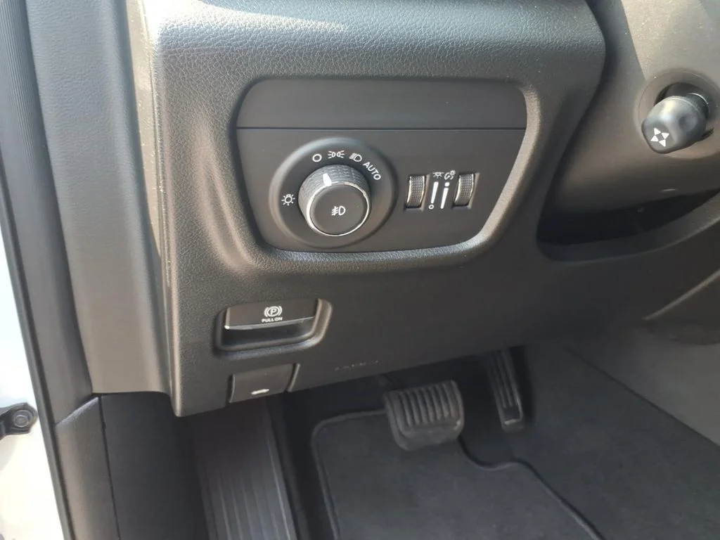 New 2025 Bright White Clear-Coat Exterior Paint Jeep Limited image 16