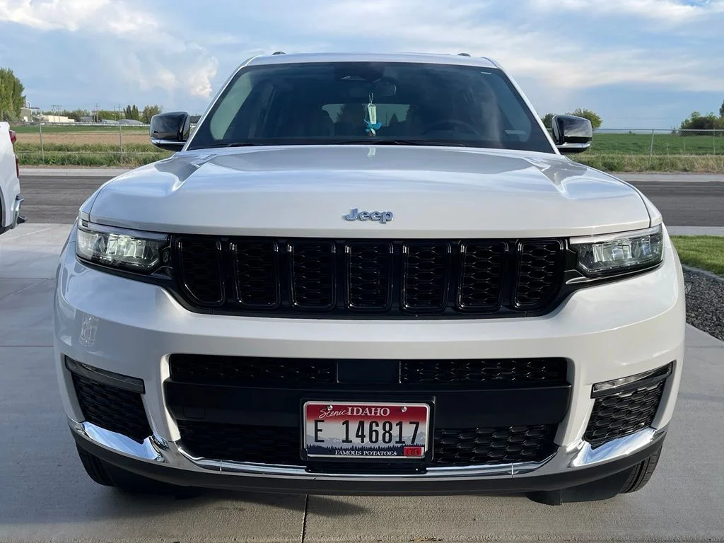 Used 2022 Bright White Clearcoat Jeep Limited image 2