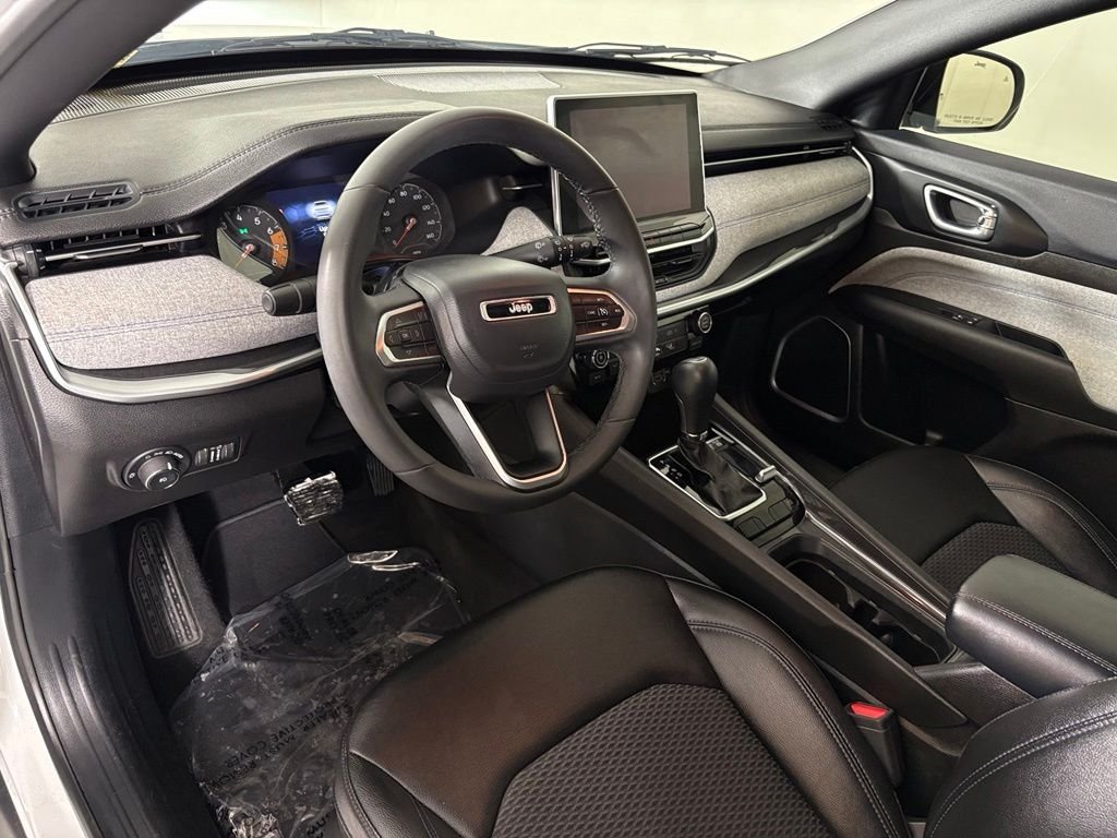 Used 2024 White Jeep Latitude image 15