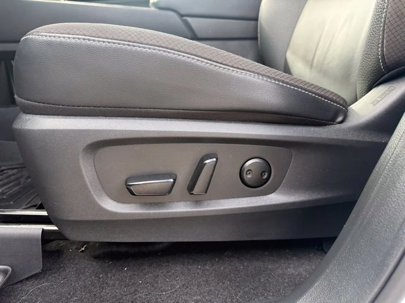 Used 2025 White Nissan SL image 5