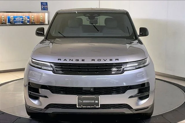 Used 2024  Land Rover SE image 2