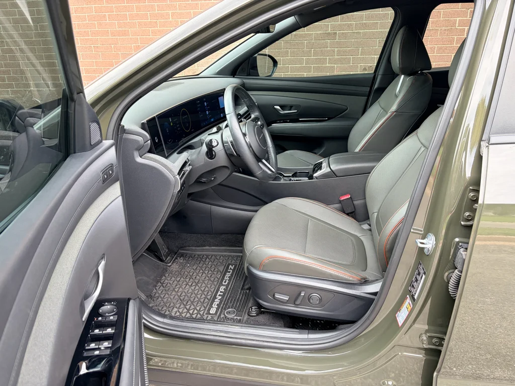 Used 2025 Rockwood Green Hyundai Limited image 11