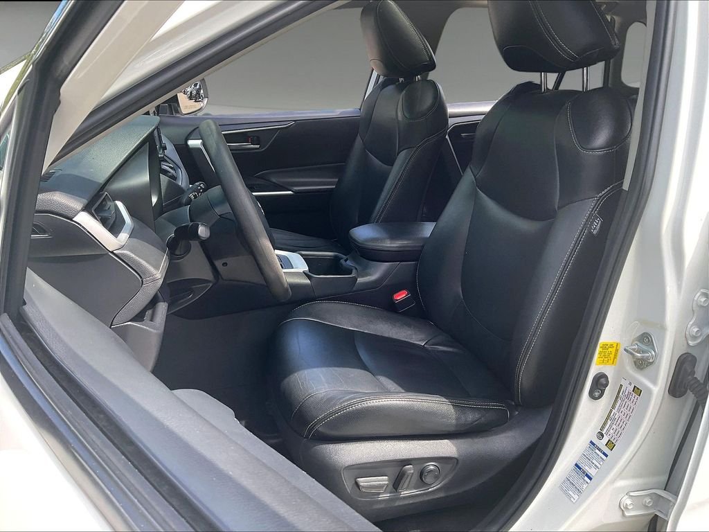 Used 2022 White Toyota XLE image 10