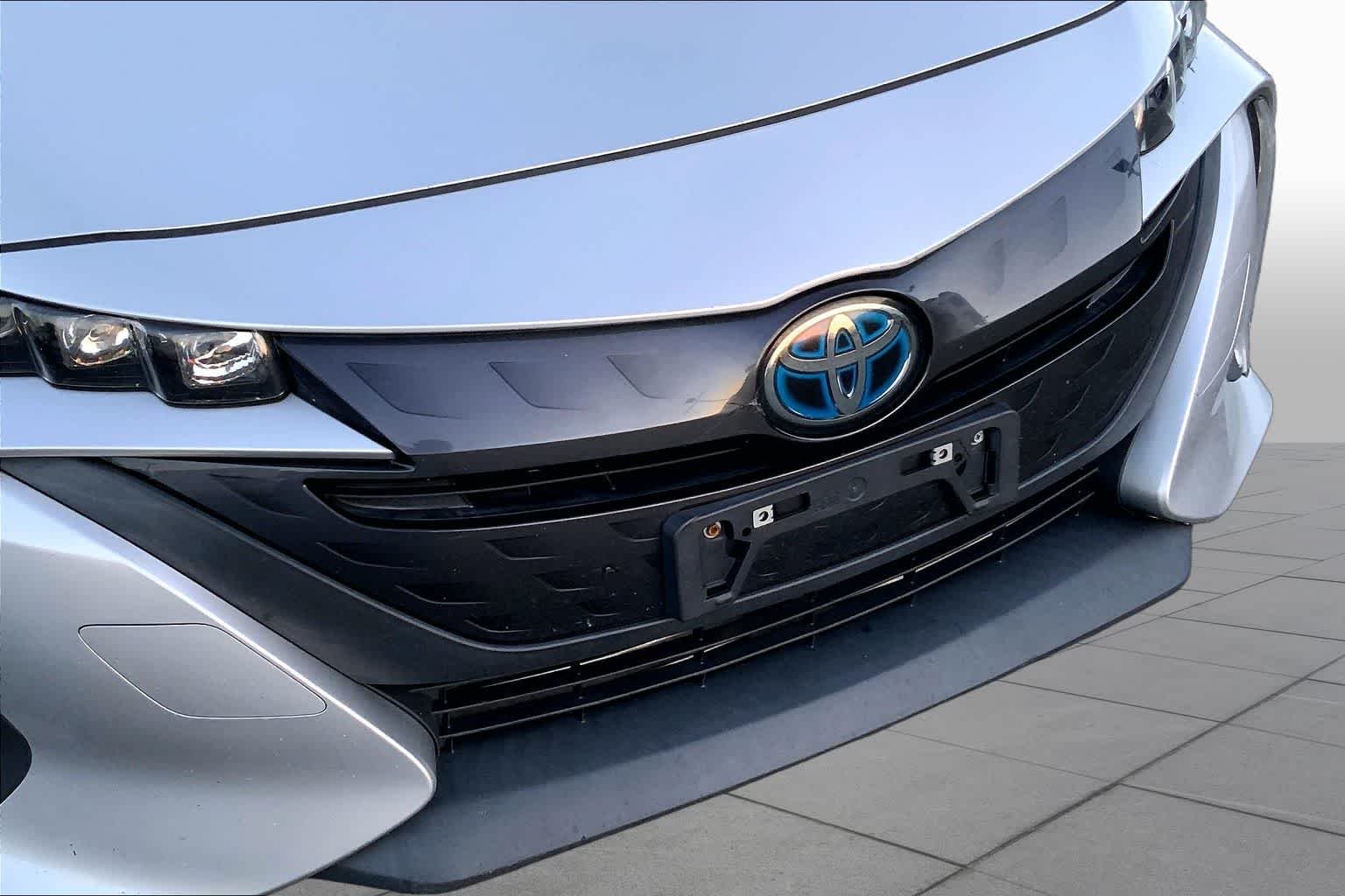 Used 2021 Classic Silver Metallic Toyota XLE image 29