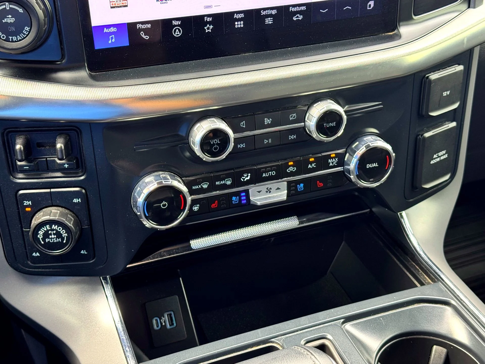 Used 2024  Ford Lariat image 23