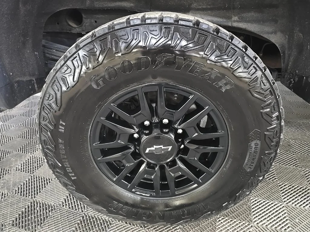 Used 2025 Gray Chevrolet ZR2 image 16