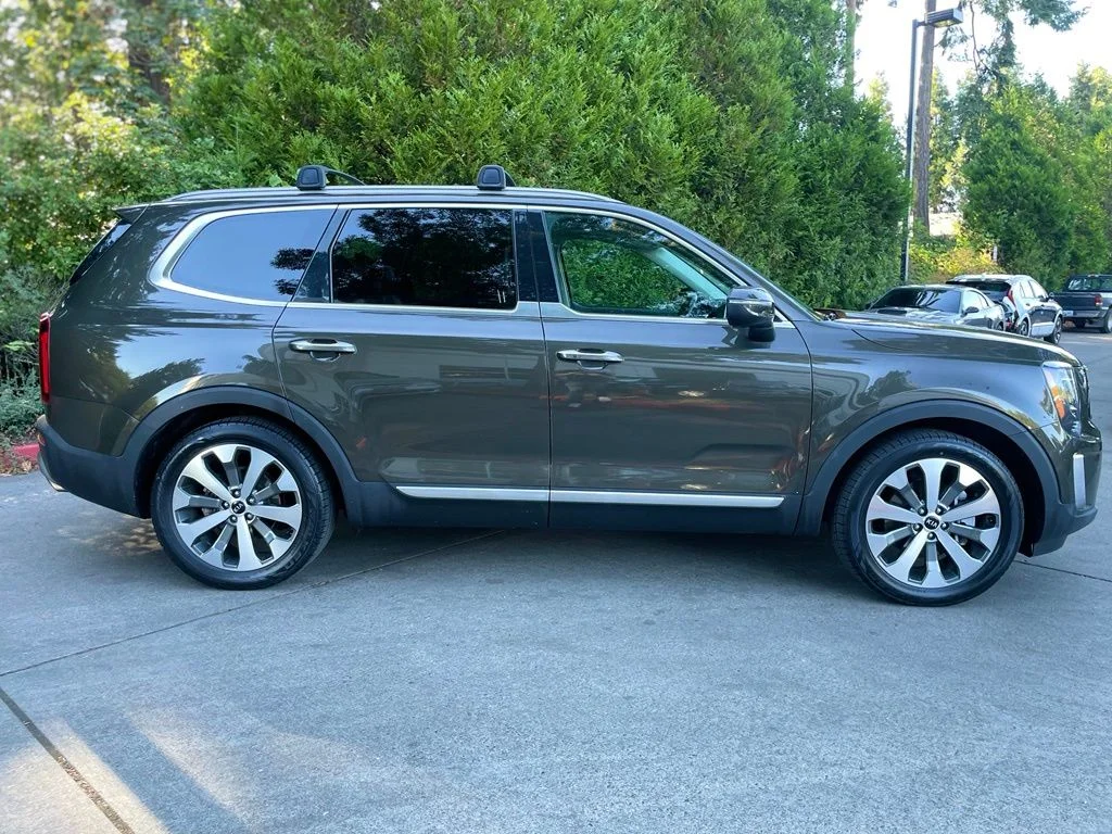Used 2020 Dark Moss Kia S image 3