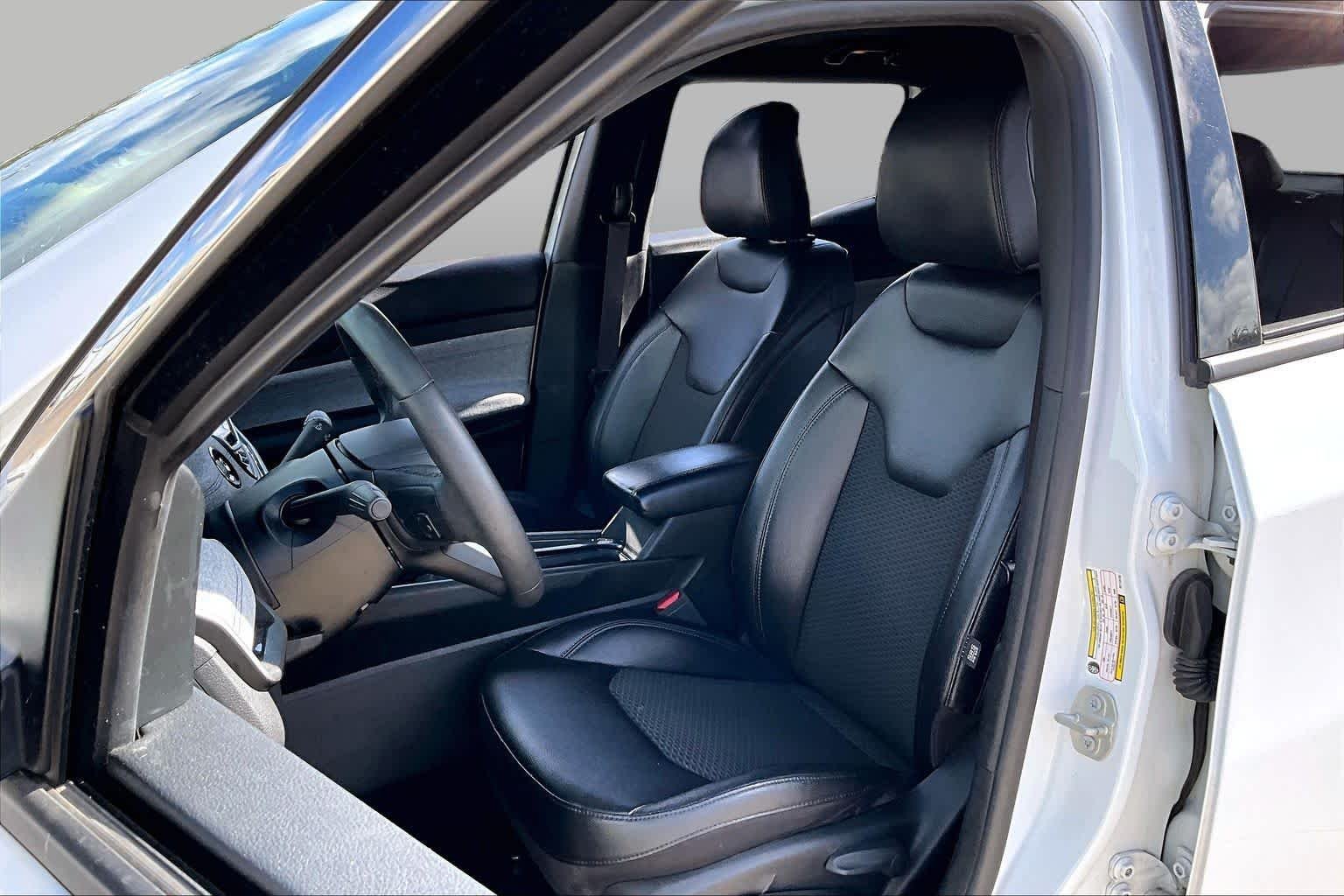 Used 2024 Bright White Clearcoat Jeep Latitude image 8
