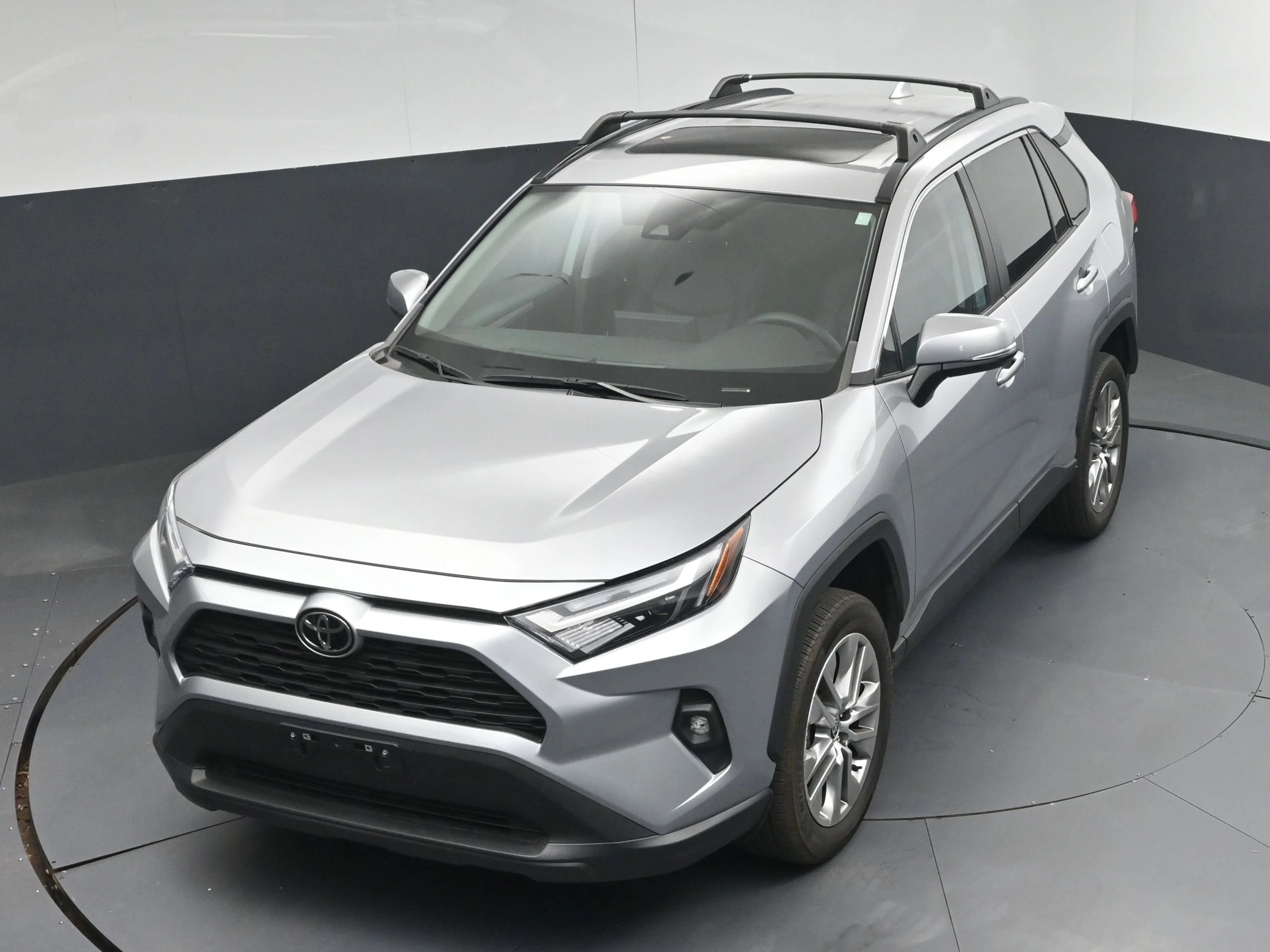 Used 2022 Silver Sky Metallic Toyota XLE Premium image 31