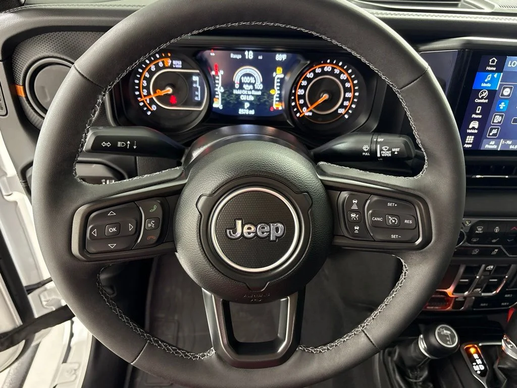 Used 2025 White Jeep Mojave image 31