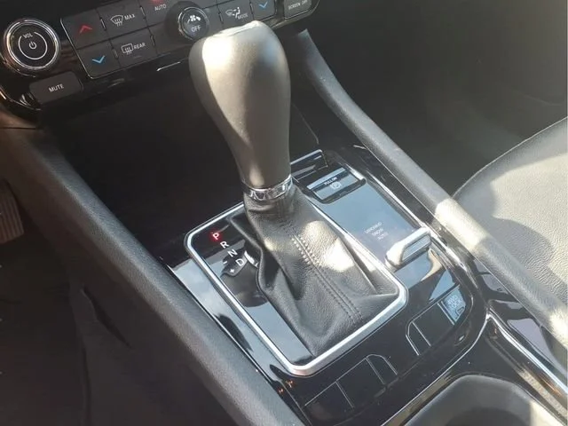 Used 2025  Jeep Limited image 11