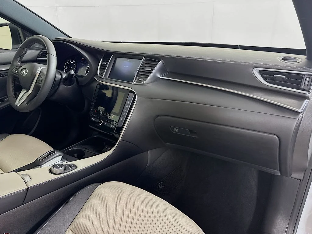Certified Used 2024 White INFINITI LUXE image 40