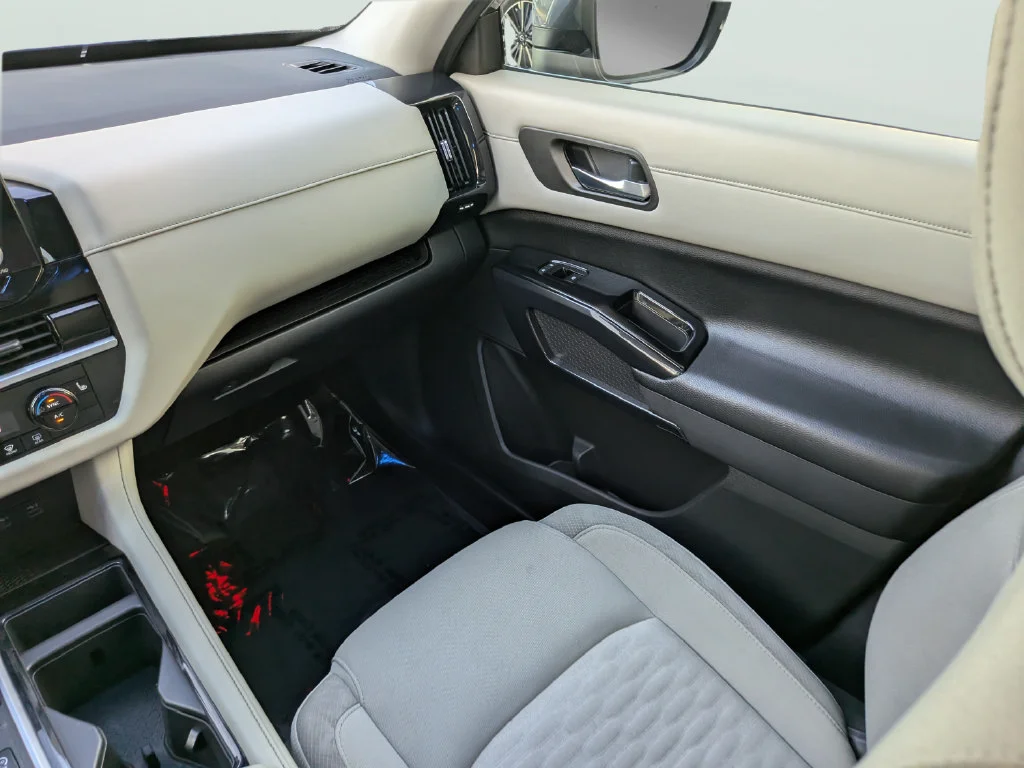 Used 2022 Gray Nissan SV image 16