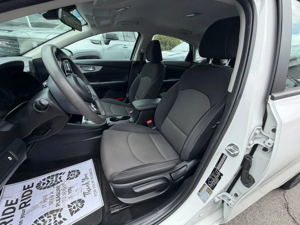 Used 2023 White Kia LXS image 9