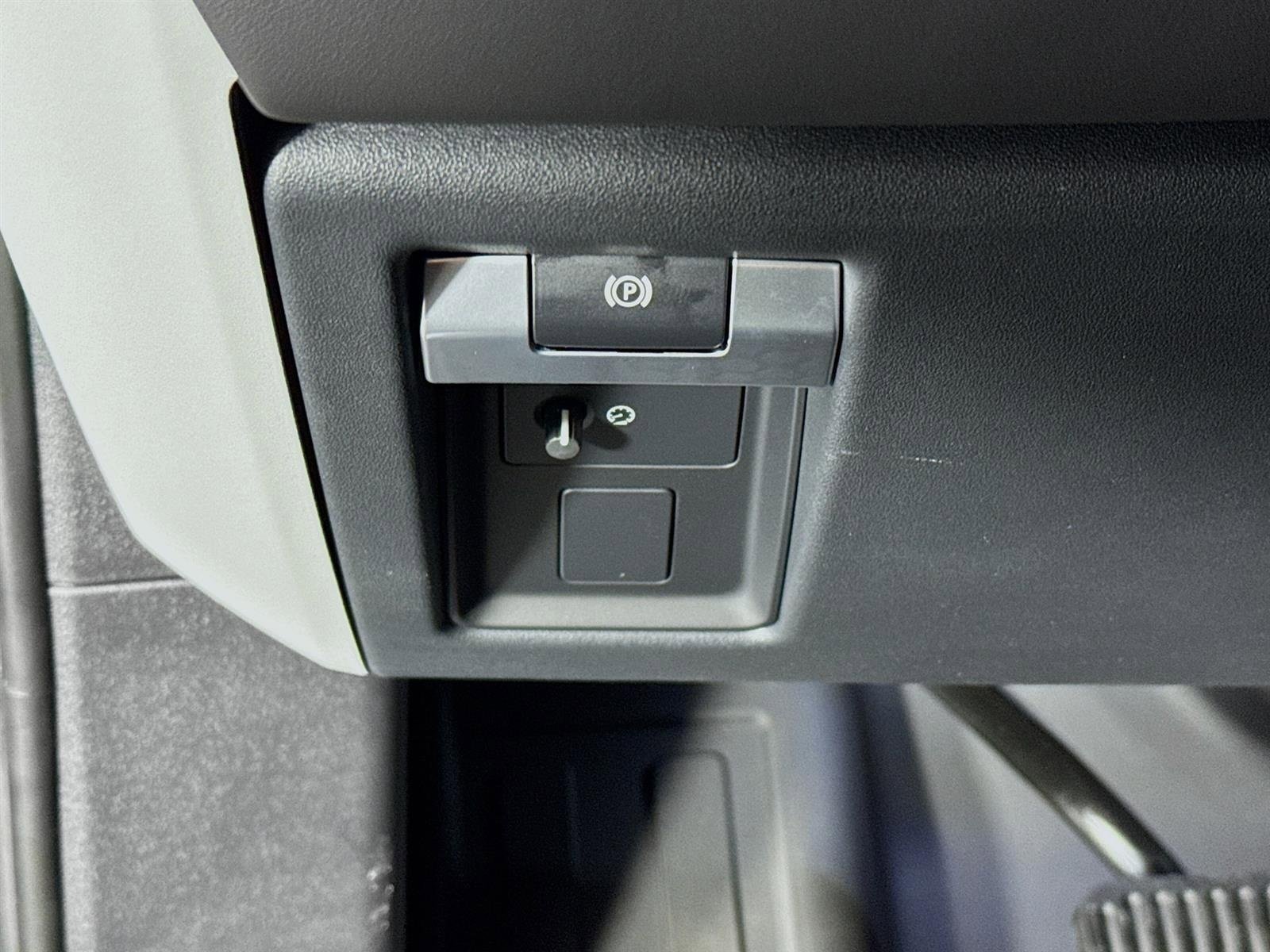 Used 2026 Santorini Black Land Rover X-Dynamic SE image 10
