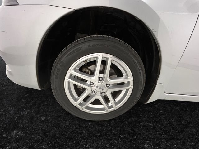Used 2014 Silver Nissan SV image 27