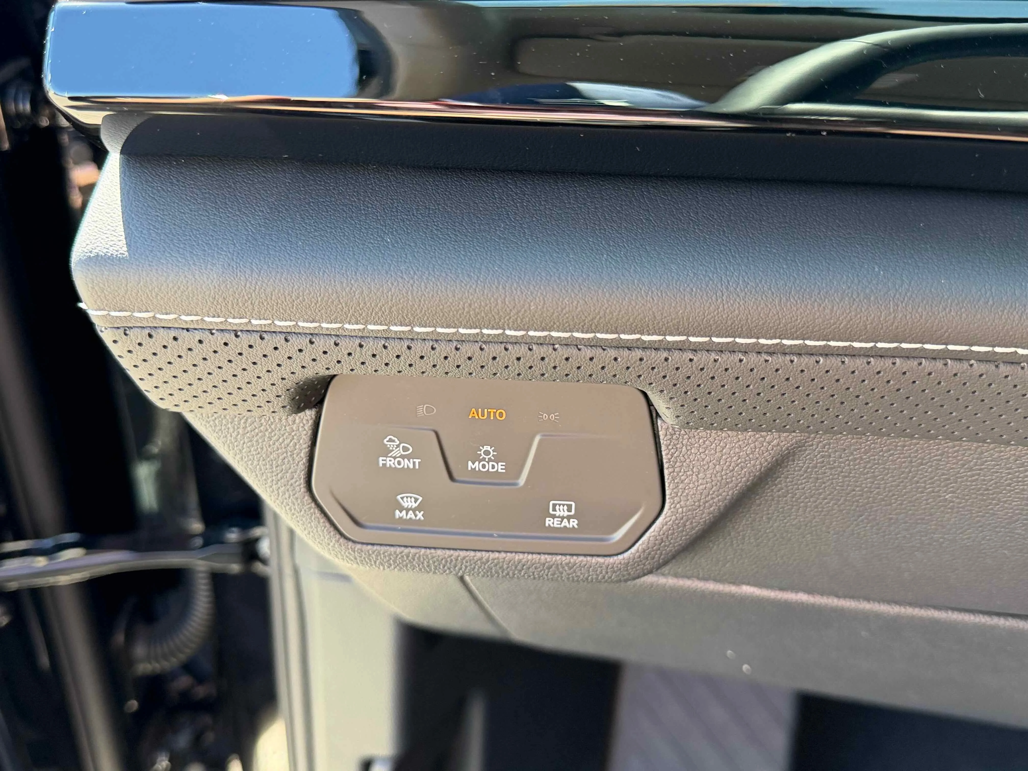 New 2026 Deep Black Volkswagen 2.0T SE w/Technology image 24