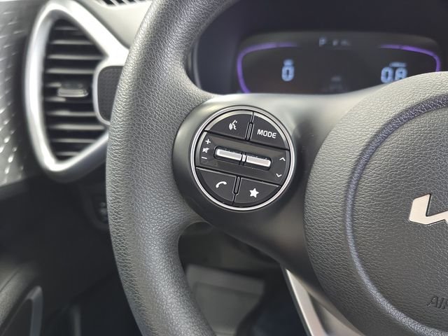 Used 2025  Kia LX image 19