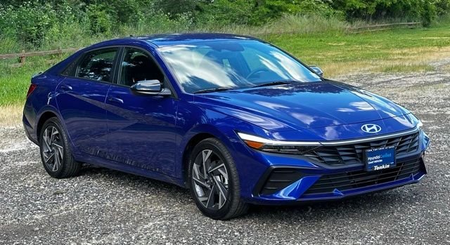 Certified Used 2025 Intense Blue Hyundai SEL Sport image 2