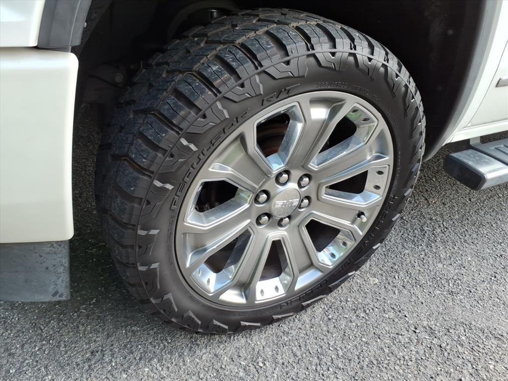 Used 2017 White GMC Denali image 11