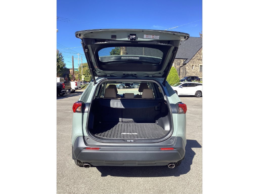 Used 2020  Toyota XLE Premium image 11