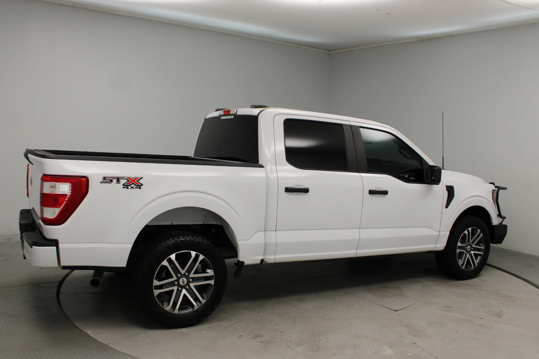 Used 2023 OXFORD WHITE Ford xl 4WD SUPERCREW 5.5