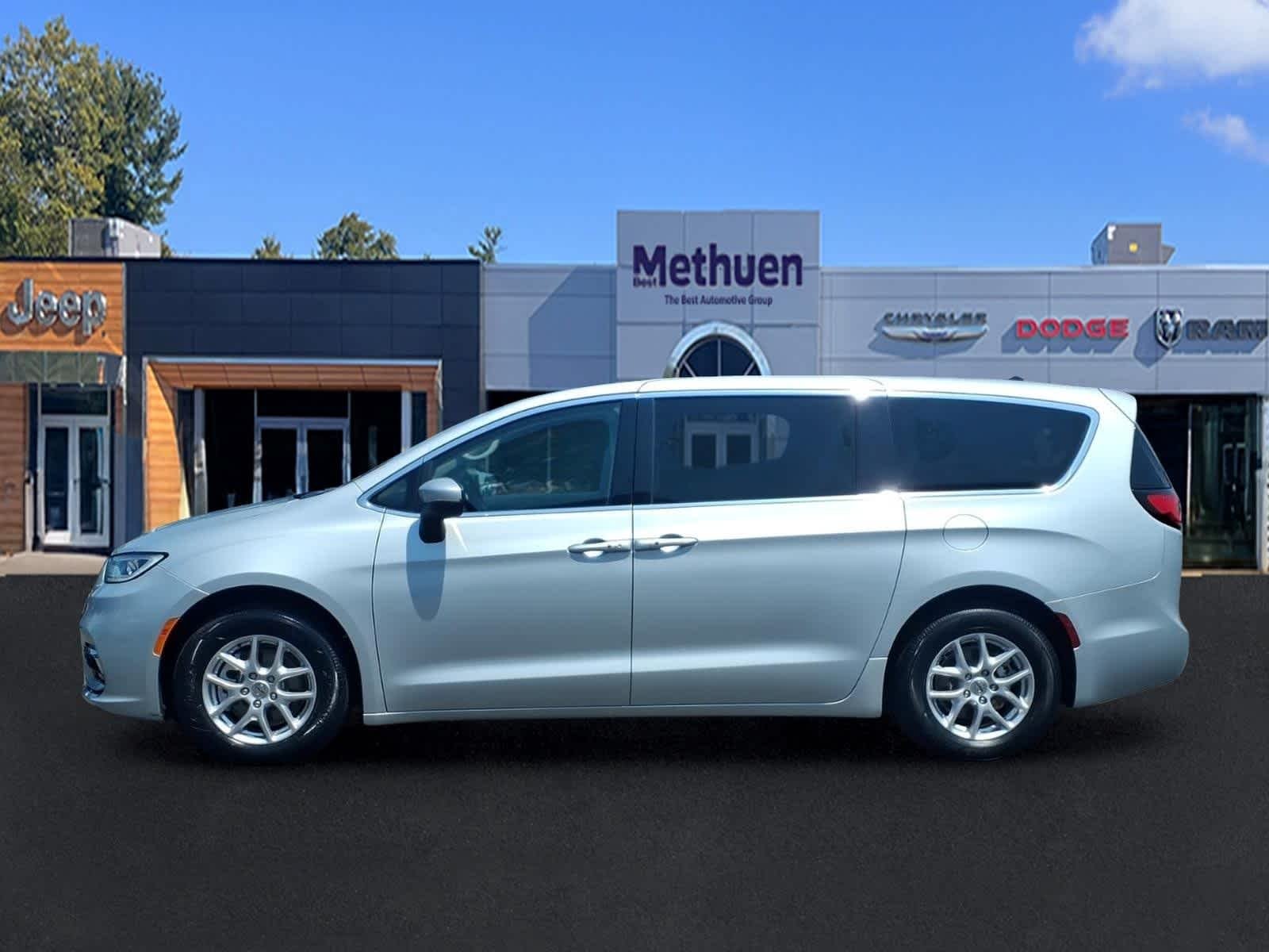 Used 2023 Silver Mist Clearcoat Chrysler Touring L image 8