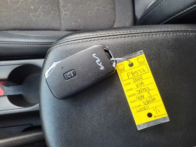 Used 2024 White Kia S image 25