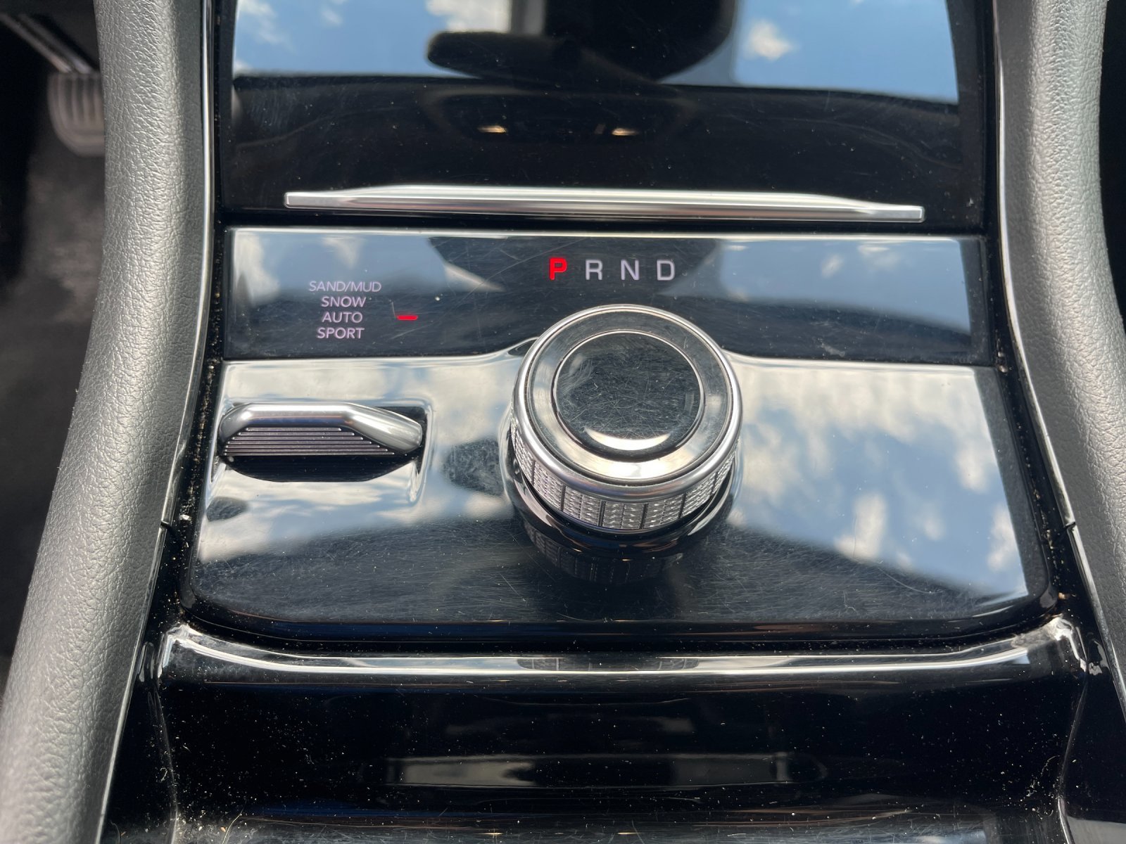 Used 2023  Jeep Limited image 24