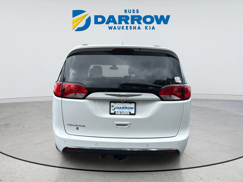 Used 2017 White Chrysler Touring L image 4