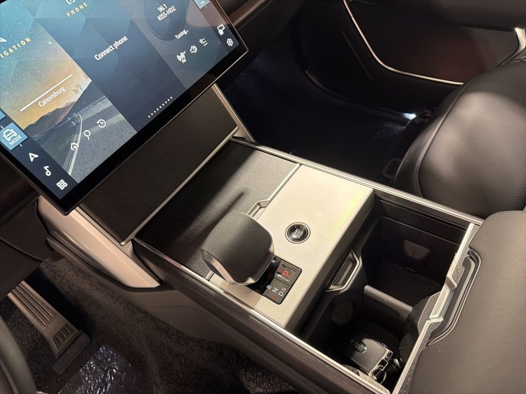 New 2026 Ostuni Pearl White Land Rover SE image 17