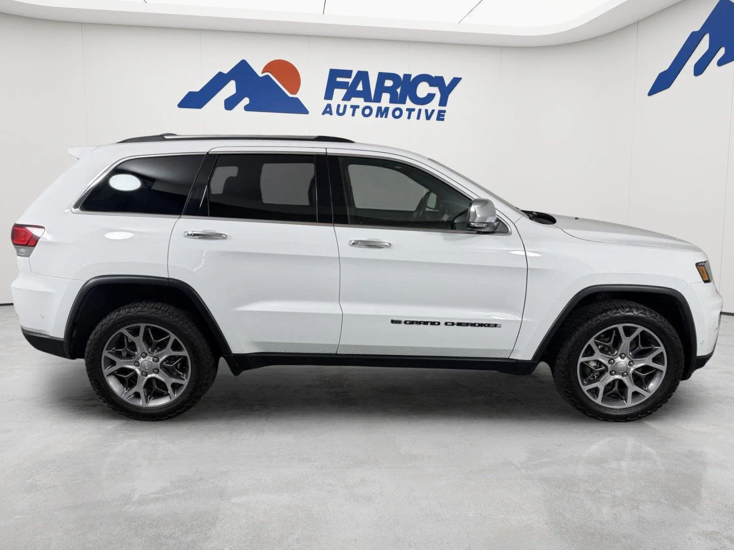 Used 2022 Bright White Clearcoat Jeep Limited image 8