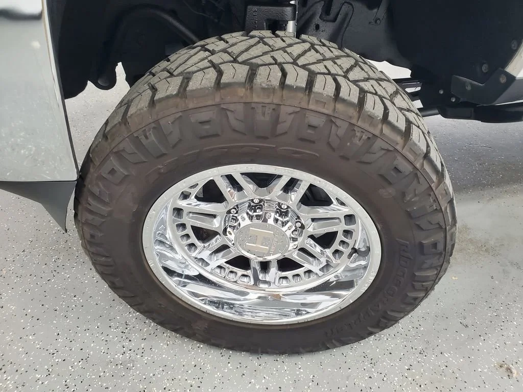 Used 2018 IRIDESCENT PEARL TRICOAT Chevrolet LTZ image 38