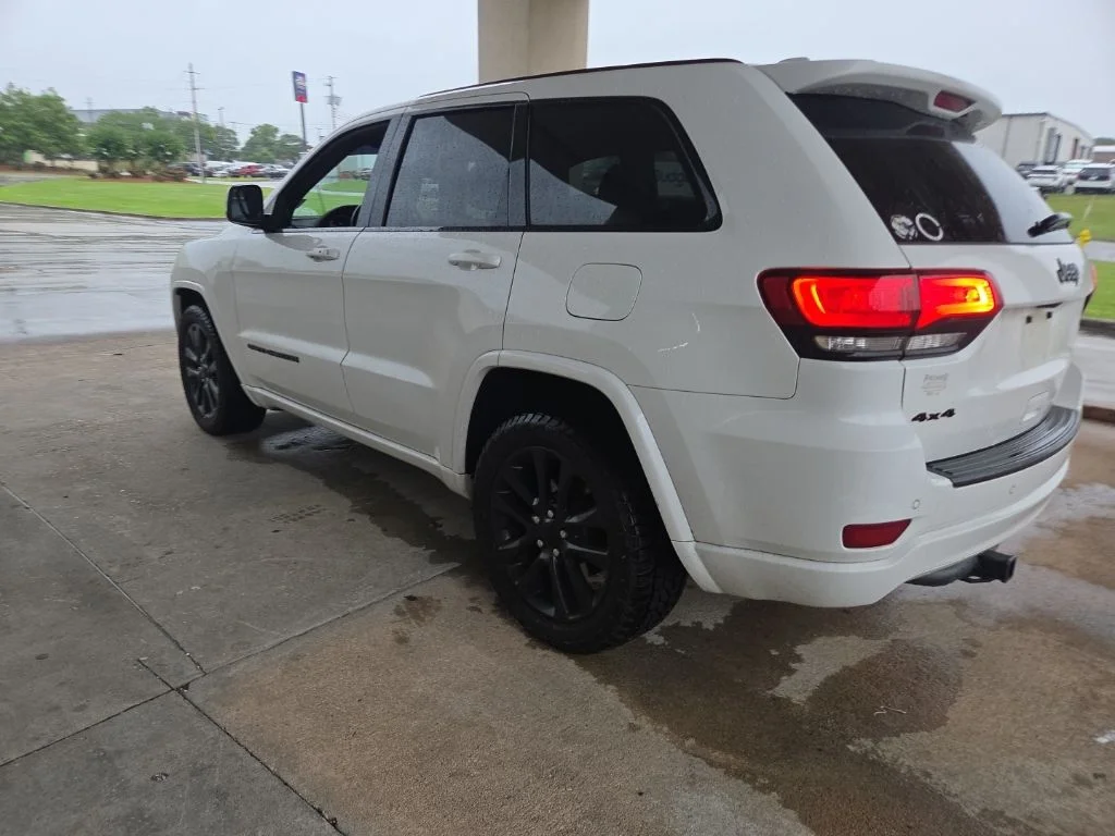 Used 2019 White/off-white Jeep Altitude image 6
