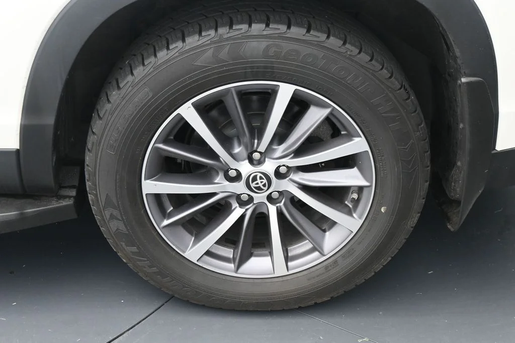 Used 2019 White Toyota XLE image 13