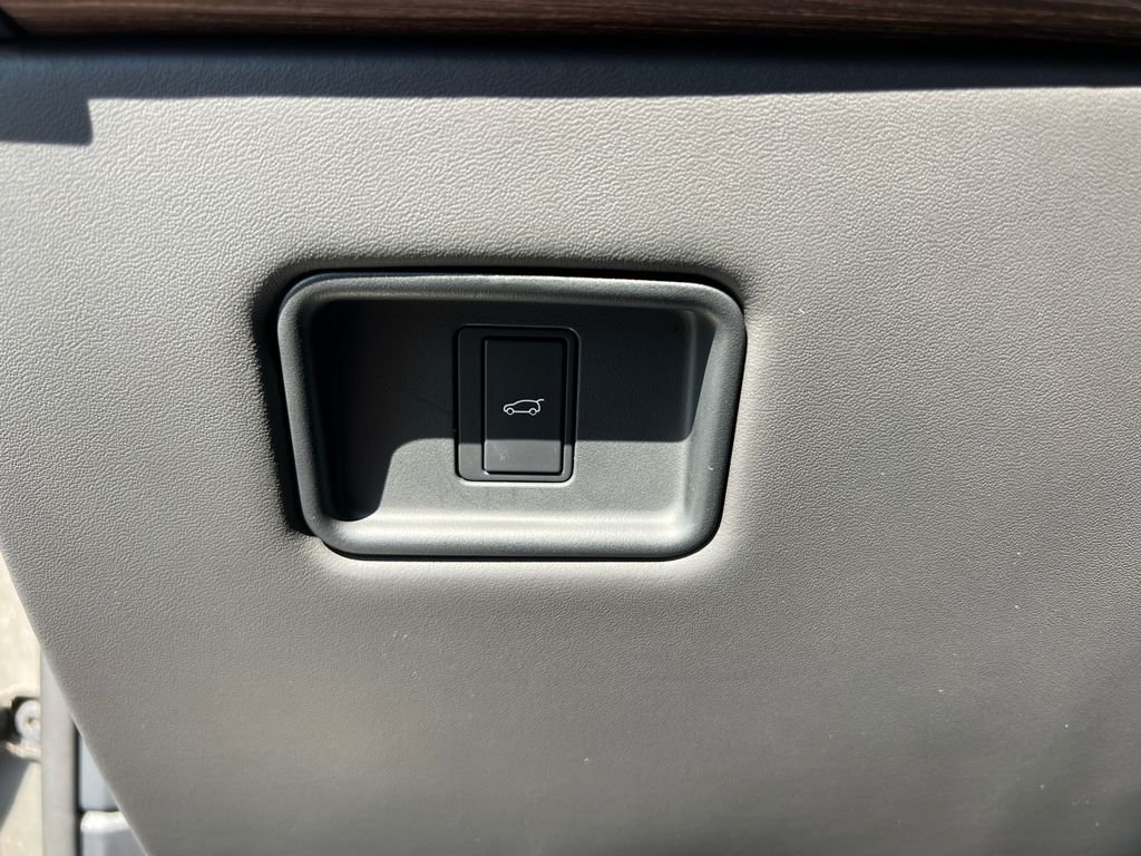 Used 2025 Gold Land Rover SE image 15