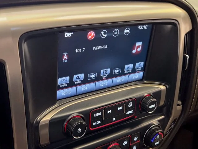 Used 2016 WHITE FROST TRICOAT GMC Denali image 19