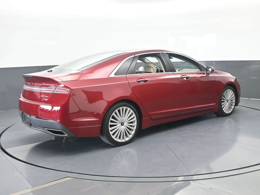 Used 2017 Ruby Red Metallic Lincoln Reserve image 6