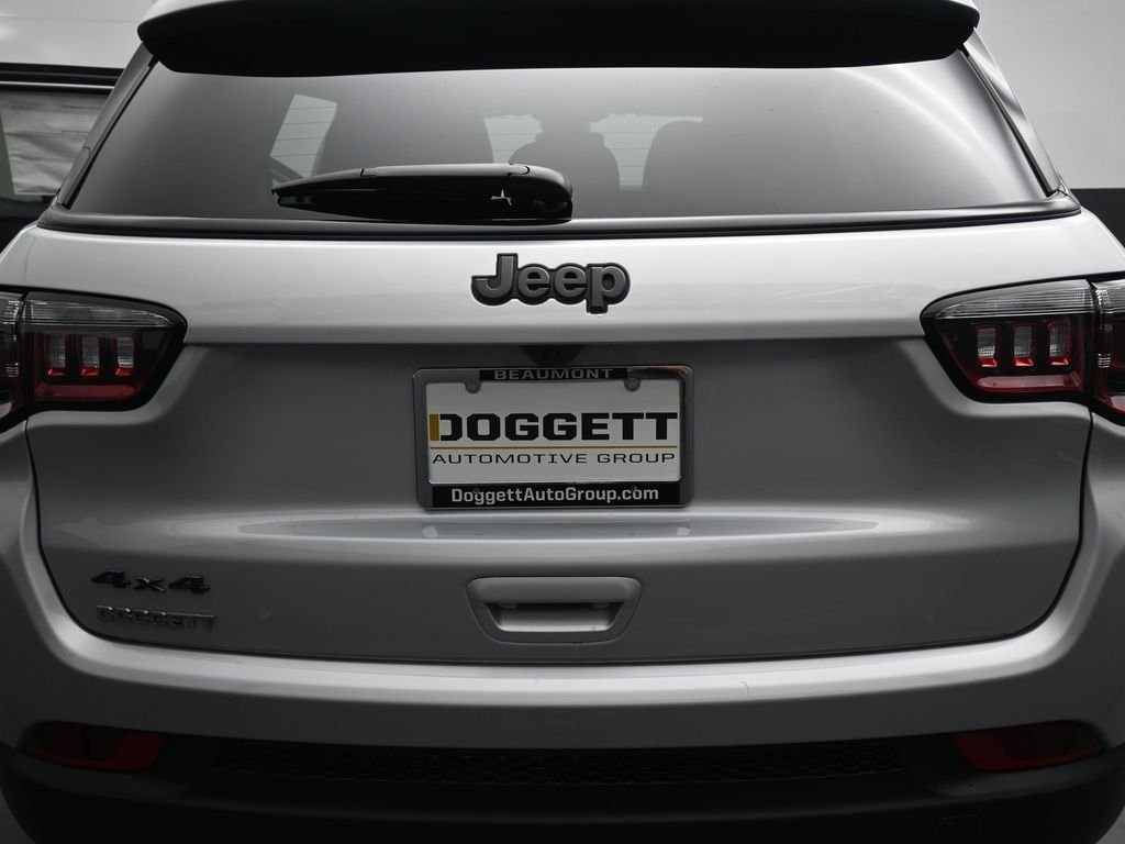 New 2026 Silver Zynith Metallic Clearcoat Jeep Latitude image 25