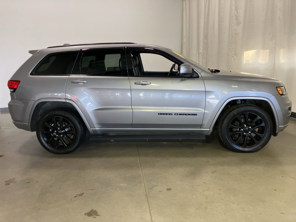Used 2020 Billet Silver Metallic Clearcoat Jeep Altitude image 22