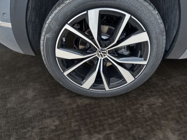 New 2026 Pure Gray Volkswagen 2.0T SEL Premium R-Line image 3